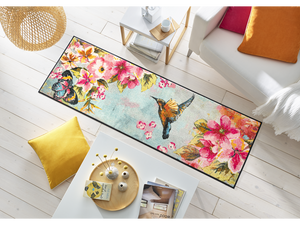 Fußmatte mit Blumen, Schmetterling und Kolibri im Wohnzimmer