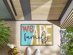 Lade das Bild in den Galerie-Viewer, Fußmatte mit Schriftzug &quot;we are family&quot; vor der Tür
