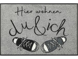 graue Fußmatte mit Schriftzug "Hier wohnen du & ich" und 2 Schuhen