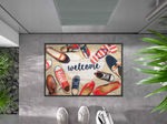 Lade das Bild in den Galerie-Viewer, Fußmatte mit Schuhen und Schrift &quot;welcome&quot; vor der Tür
