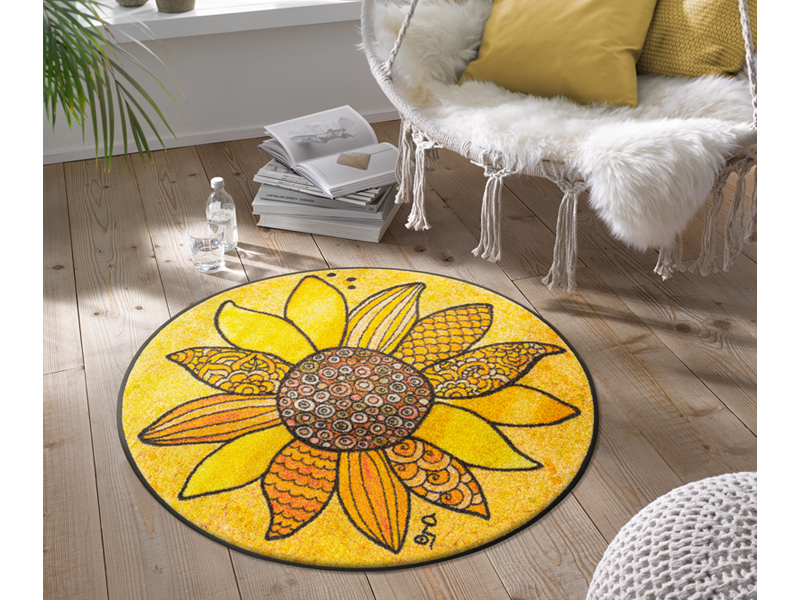 runde Fußmatte mit gelbem Sonnenblumenmotiv im Wohnzimmer