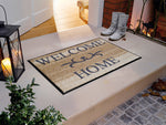 Lade das Bild in den Galerie-Viewer, hellbraune Fußmatte mit Ornament und Schriftzug &quot;WELCOME HOME&quot; vor der Haustür
